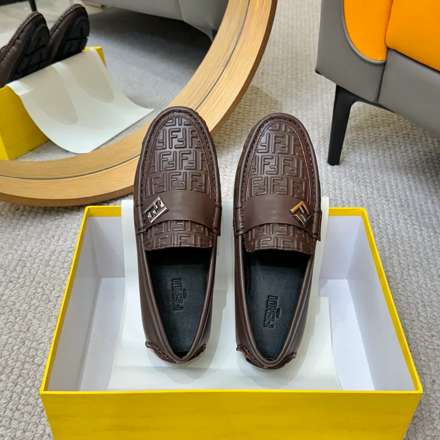 Men's shoes 💰420 [FENDI Fendi] 2⃣️0⃣️2⃣️5️⃣New Milan men's fashion lazy catwalk style ✅ fashionable casual beanie shoes, imported calfskin fabric, super smooth texture, sweat-absorbent and breathable, (sheepskin lining). Metal LOGO on the shoe body, Medusa avatar, irregular avatar, high-end craftsmanship logo✅ French Loft set foot design style 👟Low-key and elegant, great on-foot effect... Men's shoe size: 38-46 (4-12)